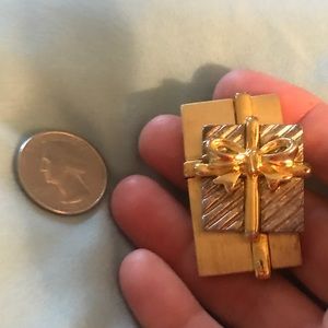 Vintage Gold-tone brooch.